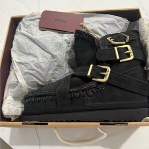 mou Eskimo 18 Buckle Straps Black Boots NWT
Sz 39/UK6